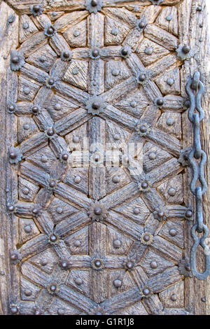 Sehen Sie sich auf traditionelle hölzerne Tür mit Ornamenten in Stone Town von Sansibar, Tansania Stockfoto