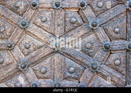 Details einer geschnitzten hölzernen Tür mit Ornamenten in Stone Town von Sansibar, Tansania Stockfoto