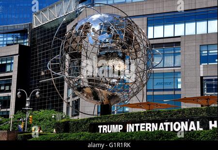 New York City: Der Edelstahl Unisphere Skulptur vor Trump International Hotel and Tower am Columbus Circle Stockfoto