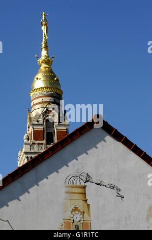 AJAXNETPHOTO. 2015. ALBERT. Frankreich. -GOLDENE JUNGFRAU - VERGOLDETE STATUE DER JUNGFRAU MARIA HÄLT INFANT JESUS EMPOR DOMINIERT DEN TURM DER BASILIKA NOTRE-DAME DES BREBIERES. STATUE WURDE EIN ARTILLERIE-ZIEL FÜR DEUTSCHE GESCHÜTZE IM ERSTEN WELTKRIEG. AKTUELLE VERSION IST EINE NACHBILDUNG DES ORIGINALS, IM ERSTEN WELTKRIEG ZERSTÖRT. WANDBILD MIT SCHIEFEN JUNGFRAU DURCH MAC KARTON 1996 IM VORDERGRUND. FOTO: JONATHAN EASTLAND/AJAX REF: D2X150107 5531 Stockfoto