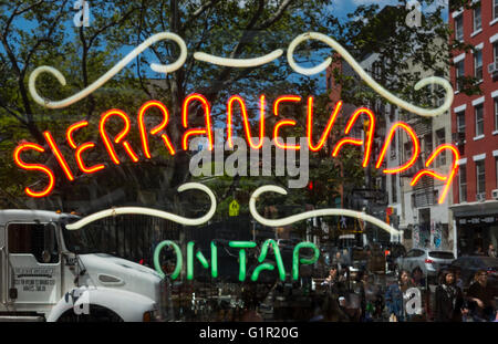 Neon Sierra Nevada vom Fass zu unterzeichnen, in einer Bar Fenster in New York City Stockfoto