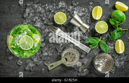 Cocktail trinken macht Werkzeuge und Zutaten. Kaltes Getränk. Mojito. Caipirinha. Leuchtende Farben Stockfoto