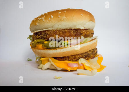 McDonald's Vegetarian Maharaja Mac Burger auf weißem Hintergrund Stockfoto