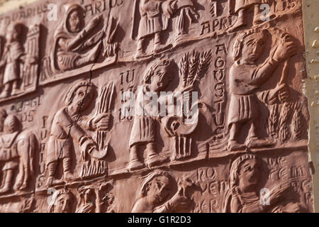 Villar de Mazarife, Spanien: Rustikales Terrakotta Plaque eines gregorianischen Kalenders mit landwirtschaftlichen Szenen. Stockfoto