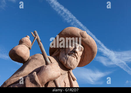 Villar de Mazarife, Spanien: Skulptur von St. James das große als Santiago Peregrino an der Pfarrkirche von Villar de Mazarife. Stockfoto