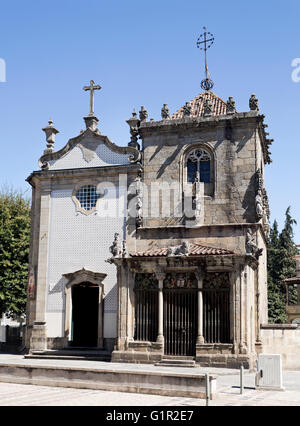 Die Kirche Sao Joao Souto auf der linken Seite und die Kapelle von Coimbras auf der rechten Seite in Braga, Portugal Stockfoto