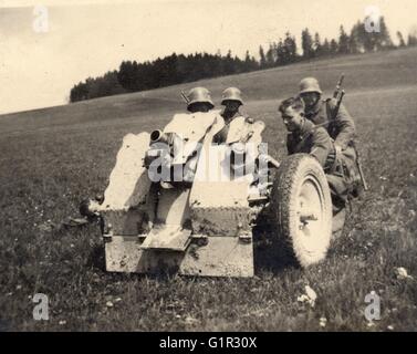 Soldaten der deutschen Wehrmacht trainieren auf einem 75mm helle Infanterie-Gewehr auf Hügel in Deutschland 1944 Stockfoto