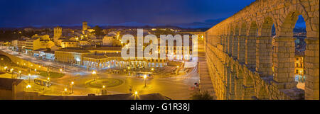 SEGOVIA, Spanien, APRIL - 13, 2016: Aquädukt von Segovia und Plaza del Artilleria in der Abenddämmerung. Stockfoto