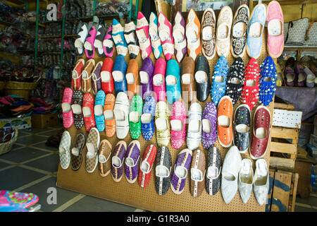 Schuh-Shop voller Farbe Lederschuhe am Markt Tanger, Marokko Stockfoto