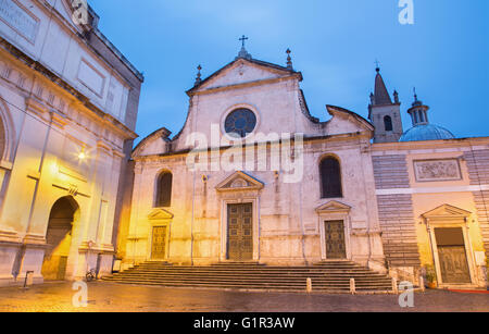Rom - die Fassade der Basilika di Santa Maria del Popolo in der Abenddämmerung. Stockfoto