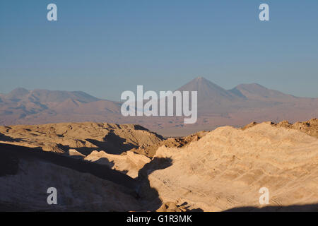 Valle De La Luna in der Nähe von Sanddüne mit Anden einschließlich Licancabur, abends Licht, Atacamawüste, Chile Stockfoto