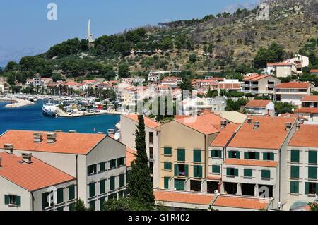 Birdview von Podgora mit Hafen und Denkmal Möwe Flügel. Kroatien Stockfoto