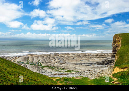 Nash Point Beach auf der Glamorgan Heritage Coast, South Wales an einem sonnigen Frühlingstag Stockfoto