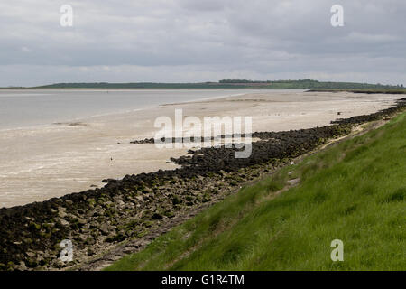 Fluß Swale, Blick nach Osten auf der Themse-Mündung von Saxon Shore Weg an einem bewölkten Tag bei Ebbe Stockfoto