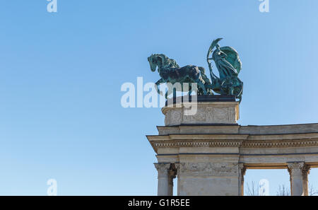 Symbolfiguren am oberen Rand der Kolonnade - allegorischen Bild: Krieg, Frieden, Arbeit, Welfare.Heroes-Platz in Budapest Stockfoto