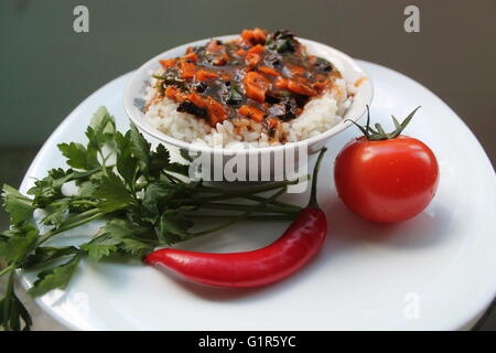 appetitlich bunten scharf und würzig vegetarisch aus weißer Reis und pikanter Gemüse-sauce Stockfoto