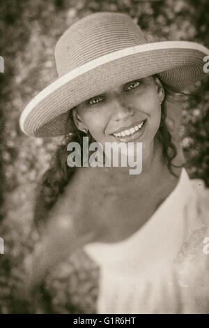 Frau am Meer entspannen. Vintage-Stil. Alte schwarze - weiße Foto. Stockfoto