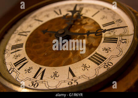 Alte Kupfer Uhr mit römischen Ziffern. vintage, retro, Antike Stockfoto