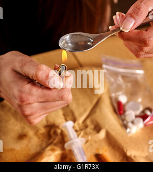 Mädchen Süchtigen mit Heroin Löffel und leichter. Stockfoto