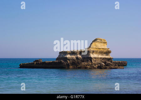 Felsigen Stapel von Santo Andrea am Meer von Salento in Apulien in Italien Stockfoto