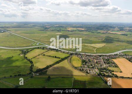 Eine Luftaufnahme des Dorf Reedham und die umliegende Landschaft der Norfolk Broads Stockfoto
