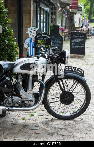 Oldtimer BSA Silver Star Motorrad außerhalb ein Antiquitätenladen in Cotswolds Burford, Oxfordshire, England. Stockfoto