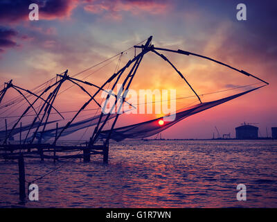 Chinesische Fischernetze auf Sonnenuntergang. Kochi, Kerala, Indien Stockfoto