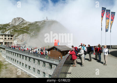 Berg Pilatus, Schweiz - 23. August 2006: Besucher auf Pilatus Kulm Bahnhof zu Fuß in der Nähe des Gipfels des Pilatus auf Stockfoto