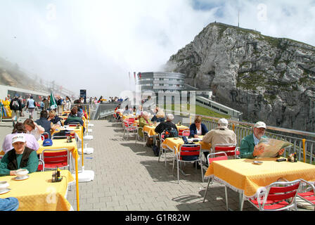 Berg Pilatus, Schweiz - 23. August 2006: Menschen Essen und trinken am Pilatus Kulm Bahnhof nahe dem Gipfel des Pilatus Stockfoto