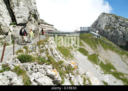 Berg Pilatus, Schweiz - 23. August 2006: Menschen zu Fuß auf einem Pfad in der Nähe von Pilatus Kulm-Station auf dem Gipfel des Mount Pilatus o Stockfoto