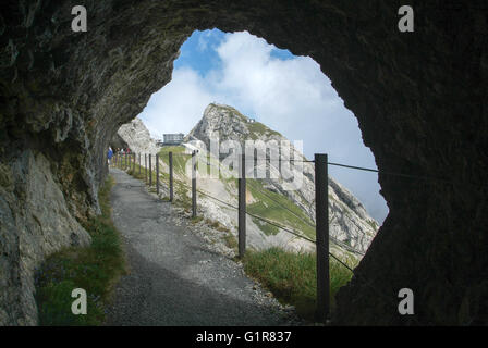 Pfad in der Nähe von Pilatus Kulm-Station auf dem Gipfel des Pilatus an der Grenze zwischen dem Kanton Obwalden und Nidwalden in Cent Stockfoto