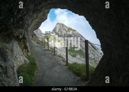 Pfad in der Nähe von Pilatus Kulm-Station auf dem Gipfel des Pilatus an der Grenze zwischen dem Kanton Obwalden und Nidwalden in Cent Stockfoto