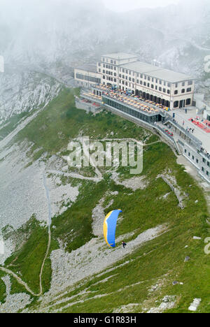 Berg Pilatus, Schweiz - 23. August 2006: Person fliegen mit Gleitschirmspringen am Pilatus Kulm Bahnhof nahe dem Gipfel des Mount Pila Stockfoto