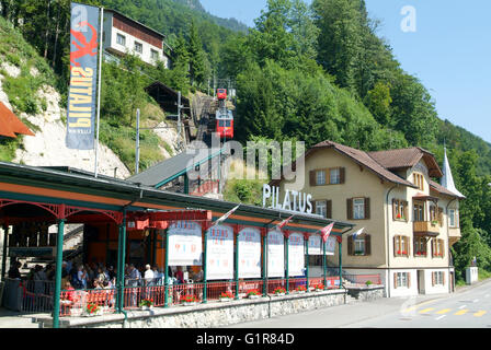 Alpnachstad, Schweiz - 14. Juli 2005: Talstation der Pilatusbahn in Alpnachstad der steilsten Zahnradbahn der Welt verfolgen Stockfoto