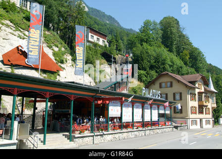 Alpnachstad, Schweiz - 14. Juli 2005: Talstation der Pilatusbahn in Alpnachstad der steilsten Zahnradbahn der Welt verfolgen Stockfoto