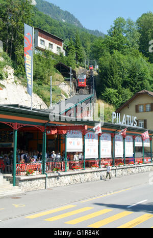 Alpnachstad, Schweiz - 14. Juli 2005: Talstation der Pilatusbahn in Alpnachstad der steilsten Zahnradbahn der Welt verfolgen Stockfoto