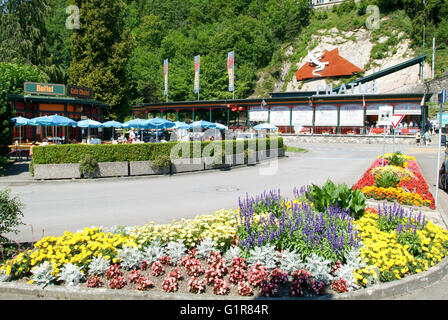 Alpnachstad, Schweiz - 14. Juli 2005: Talstation der Pilatusbahn in Alpnachstad der steilsten Zahnradbahn der Welt verfolgen Stockfoto