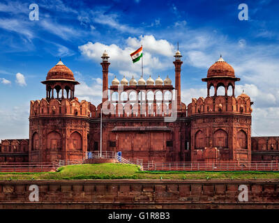 Red Fort Lal Qila mit indischen Flagge. Delhi, Indien Stockfoto