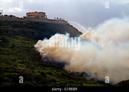 Waldbrand in Griechenland, Feuerwehr Besprühen mit Wasser von einem Hotel auf einem Hügel Stockfoto