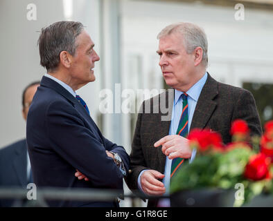 Der Herzog von Westminster mit Prinz Andrew Duke of York in der Royal Windsor Horse show 2016. Stockfoto