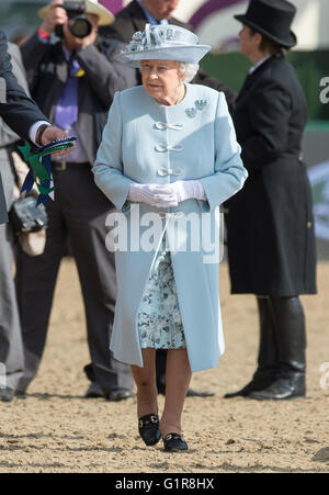 HM Preise The Queen of England präsentiert in einer Kutsche fahren Event bei der Royal Windsor Horse Show in England. Stockfoto