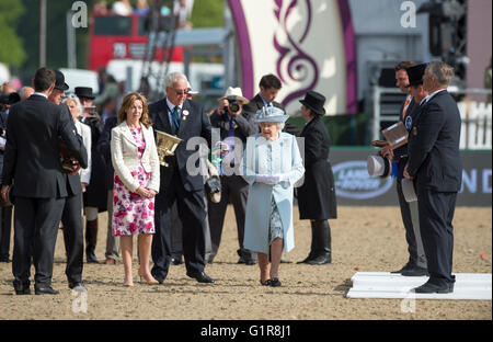 HM Preise The Queen of England präsentiert in einer Kutsche fahren Event bei der Royal Windsor Horse Show in England. Stockfoto