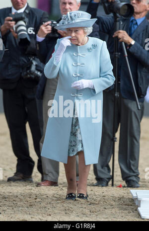 HM Preise The Queen of England präsentiert in einer Kutsche fahren Event bei der Royal Windsor Horse Show in England. Stockfoto