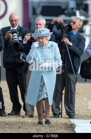 HM Preise The Queen of England präsentiert in einer Kutsche fahren Event bei der Royal Windsor Horse Show in England. Stockfoto