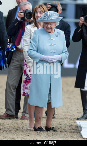 HM Preise The Queen of England präsentiert in einer Kutsche fahren Event bei der Royal Windsor Horse Show in England. Stockfoto