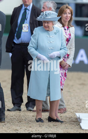 HM Preise The Queen of England präsentiert in einer Kutsche fahren Event bei der Royal Windsor Horse Show in England. Stockfoto