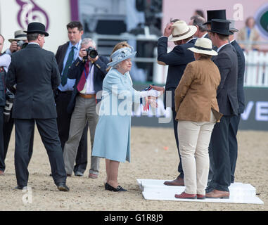 HM Preise The Queen of England präsentiert in einer Kutsche fahren Event bei der Royal Windsor Horse Show in England. Stockfoto