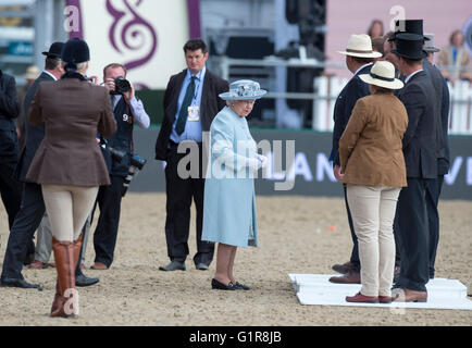 HM Preise The Queen of England präsentiert in einer Kutsche fahren Event bei der Royal Windsor Horse Show in England. Stockfoto