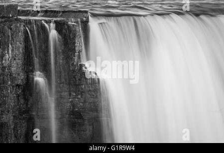 5. Mai 2016 - Niagara Falls, Ontario. Der Niagara River fließt in Richtung der Horseshoe Falls, einer der drei Wasserfall Formationen befindet sich Stockfoto