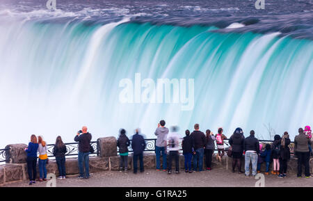 5. Mai 2016 - Niagara Falls, Ontario Touristen Fuss, Selfies und die kanadischen Horseshoe Falls, einer der drei verschiedenen wa Stockfoto